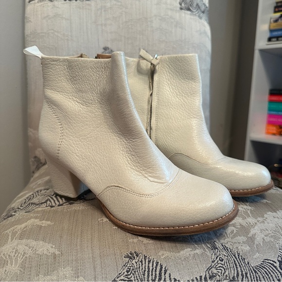 Bill Blass White Leather Ankle Boot - Picture 1 of 5